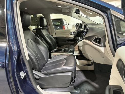 Used 2024 Chrysler Pacifica Touring-L image 25