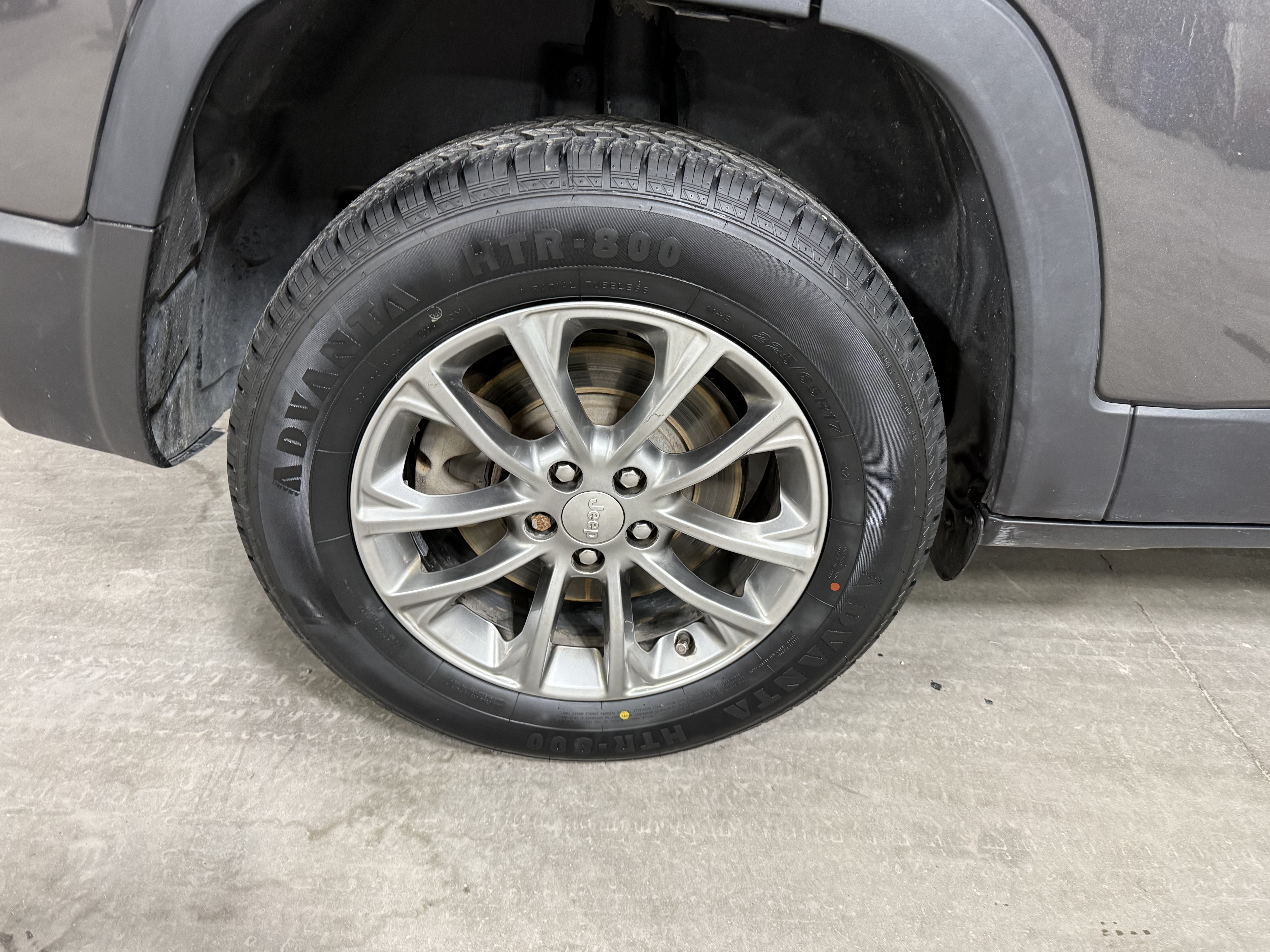 Used 2019 Jeep Cherokee Latitude Plus w/ Cold Weather Group AWD/4WD image 7