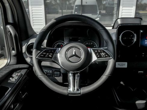 Used 2025 Mercedes-Benz Sprinter 2500 image 19