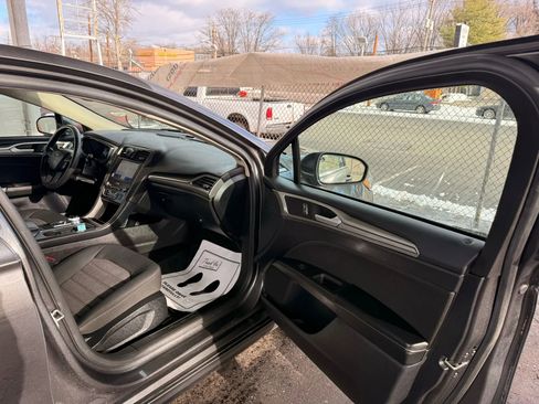 Used 2020 Ford Fusion SE image 24
