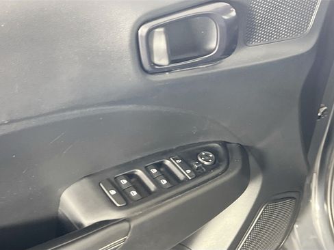Used 2024 Hyundai Venue Limited FWD image 18