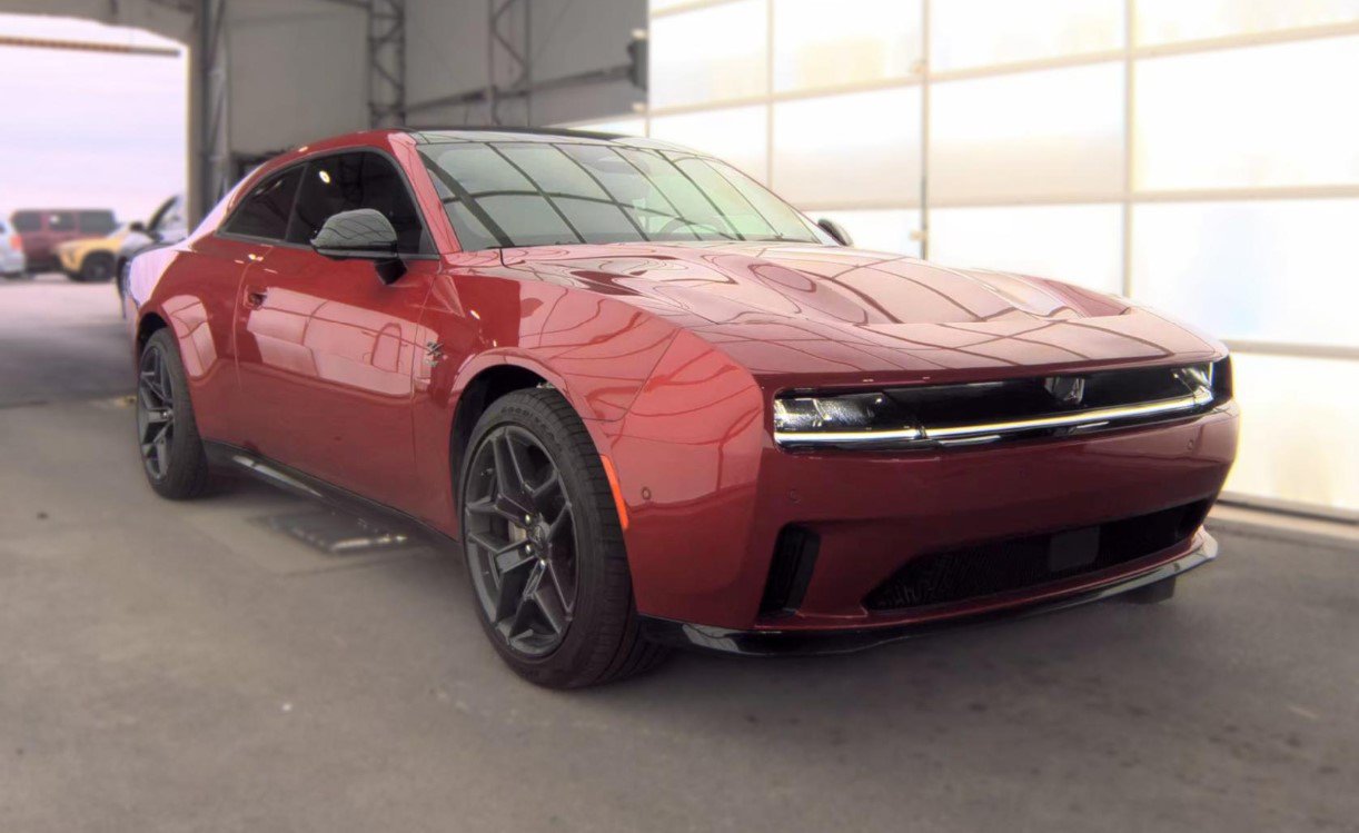 Used 2024 Dodge Charger Daytona R/T w/ Plus Group AWD/4WD image 2