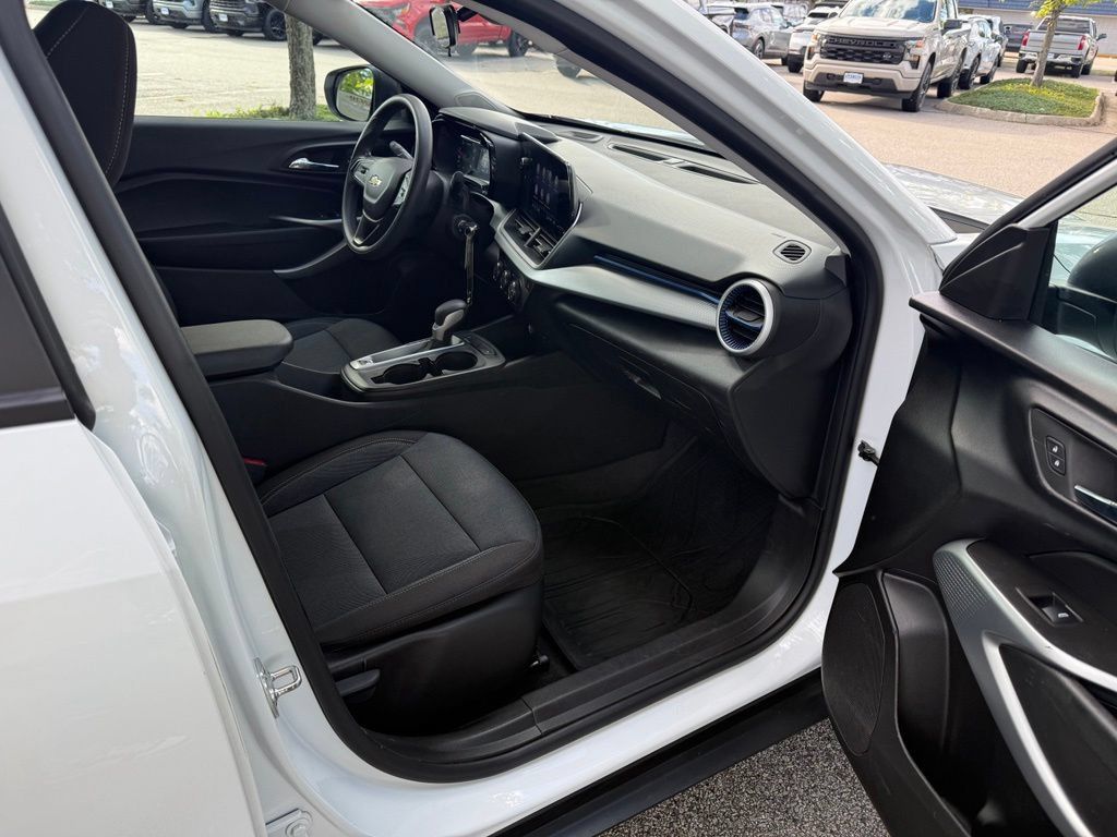 Used 2025 Chevrolet Trax LS FWD image 14