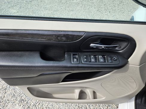 Used 2019 Dodge Grand Caravan SE w/ UConnect Hands-Free Group image 12