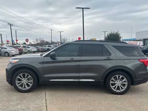 Used 2020 Ford Explorer XLT w/ Equipment Group 202A image 2