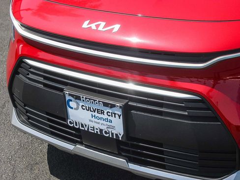 Used 2025 Kia Niro LX FWD image 6