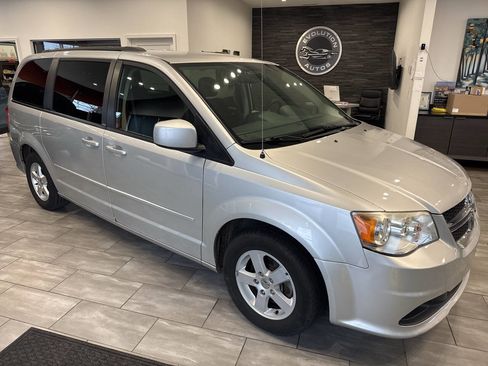 Used 2012 Dodge Grand Caravan SXT w/ UConnect Hands-Free Group image 4