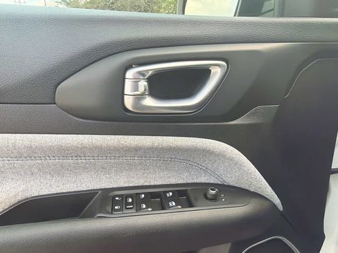 Used 2024 Jeep Compass Latitude image 17