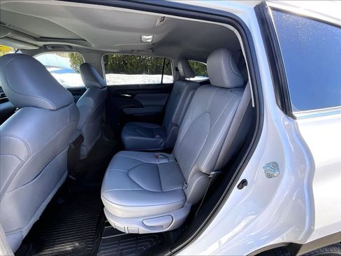 Used 2023 Toyota Highlander XLE image 12