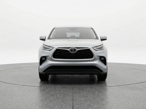 Used 2025 Toyota Highlander LE FWD image 2