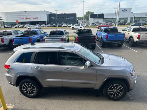 Used 2017 Jeep Grand Cherokee Limited AWD/4WD image 4