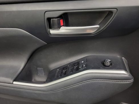 Used 2023 Toyota Highlander XLE AWD/4WD image 25