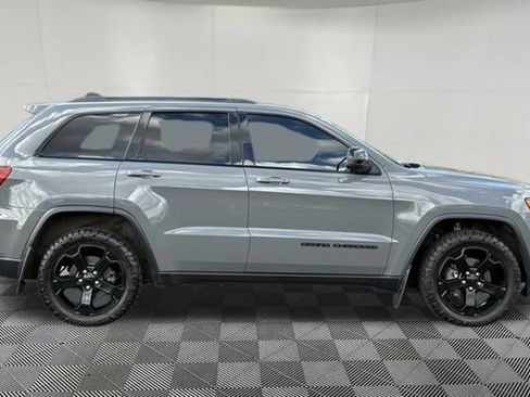 Used 2019 Jeep Grand Cherokee Laredo AWD/4WD image 9