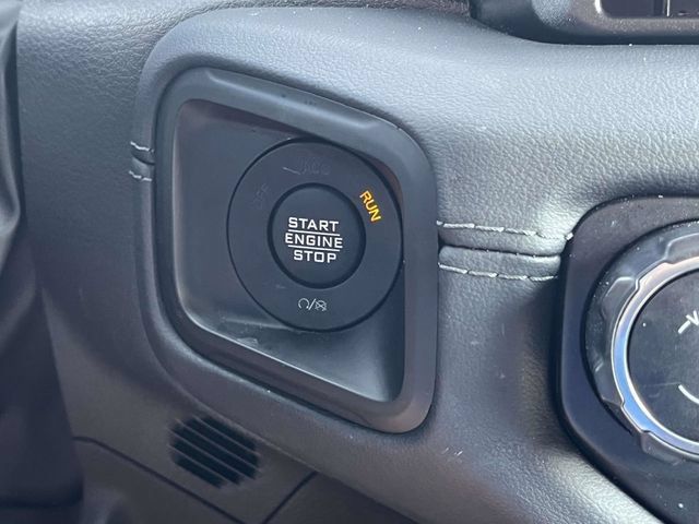 Used 2025 Jeep Wrangler Unlimited Sahara AWD/4WD image 31