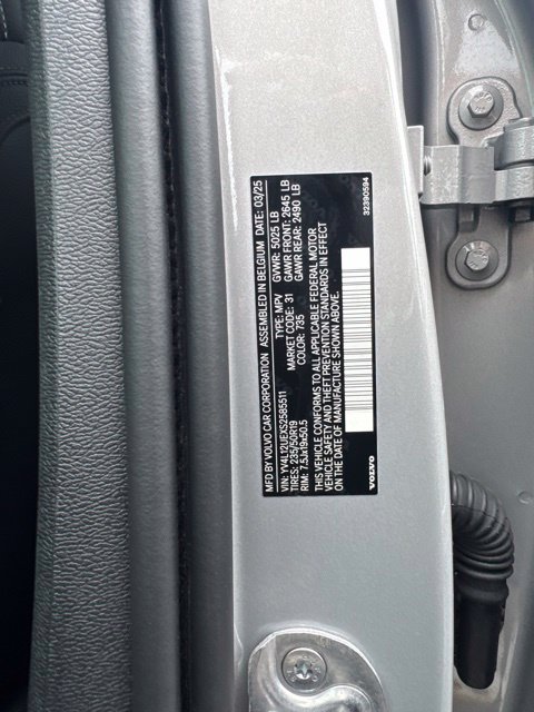 Certified 2025 Volvo XC40 B5 Plus AWD/4WD image 28