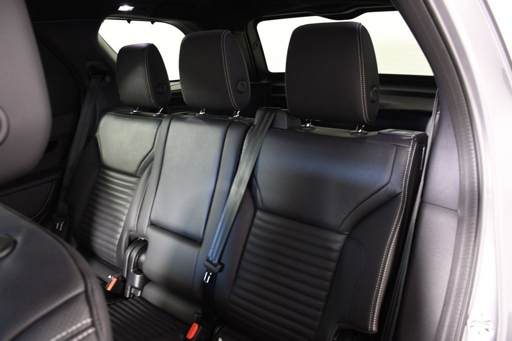 Certified 2025 Land Rover Discovery S AWD/4WD image 26