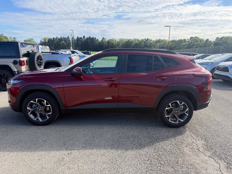 Used 2024 Chevrolet Trax LT w/ Sunroof Package FWD image 17