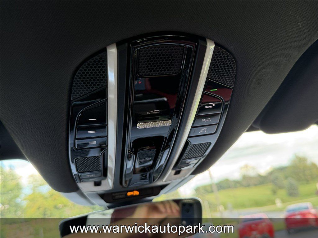 Used 2022 Porsche Cayenne AWD/4WD image 10