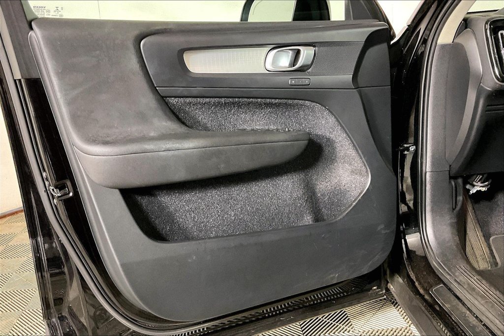 Used 2020 Volvo XC40 T4 Momentum FWD image 22