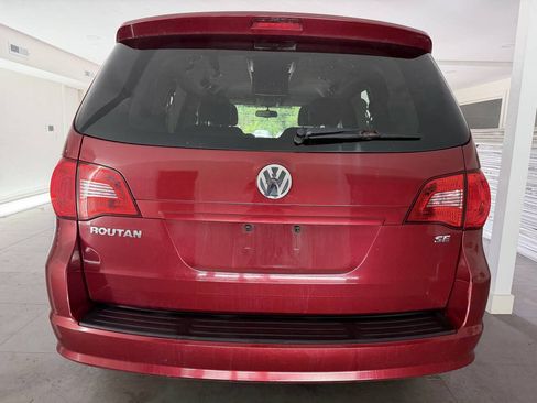 Used 2012 Volkswagen Routan SE FWD image 2