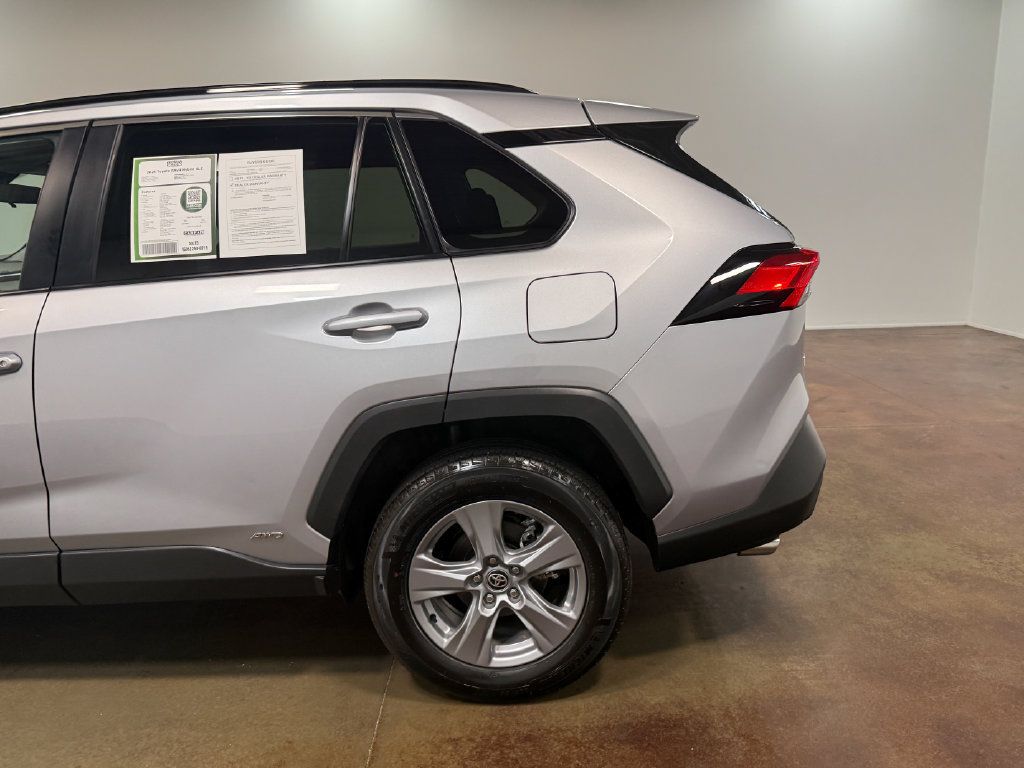 Used 2025 Toyota RAV4 XLE AWD/4WD image 36