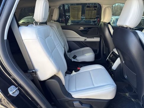 Used 2025 Lincoln Aviator AWD image 13