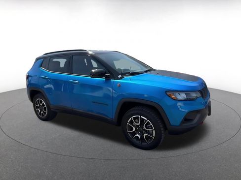 Used 2025 Jeep Compass Trailhawk AWD/4WD image 2