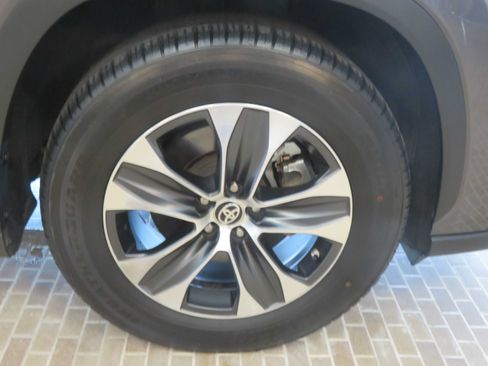 Used 2020 Toyota Highlander XLE FWD image 11
