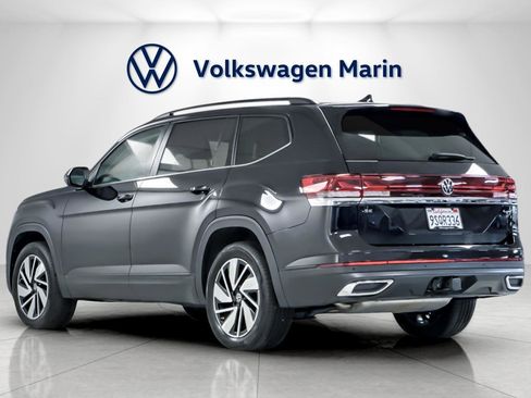 Used 2025 Volkswagen Atlas SE w/ Panoramic Sunroof Package image 3
