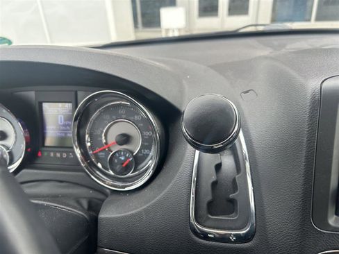 Used 2016 Chrysler Town & Country Touring-L w/ Driver Convenience Group image 10