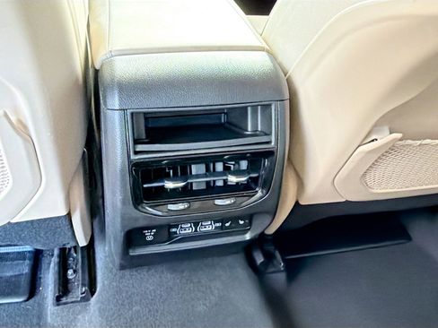 Used 2022 Jeep Grand Cherokee Limited w/ Luxury Tech Group II AWD/4WD image 21