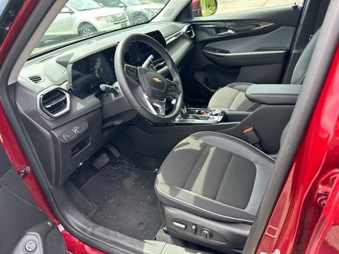 Used 2025 Chevrolet TrailBlazer LT w/ Convenience Package FWD image 12