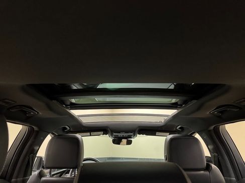 Used 2025 Jaguar F-PACE R-Dynamic S image 21