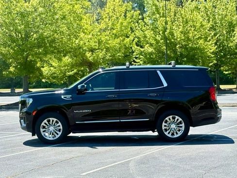 Used 2024 GMC Yukon SLT w/ SLT Luxury Package AWD/4WD image 3