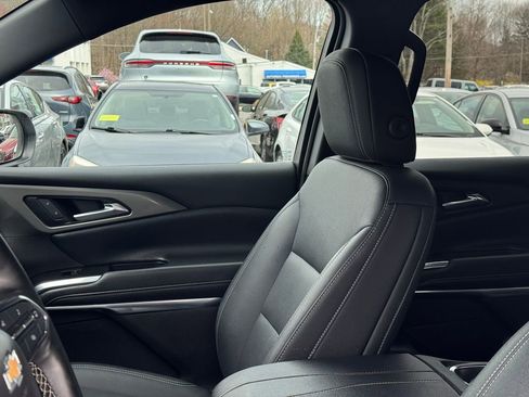 Used 2025 Chevrolet Traverse LT image 24