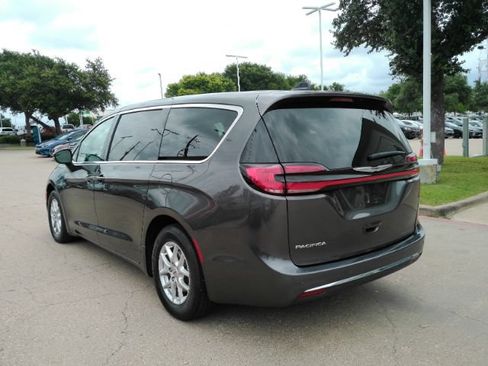 Used 2023 Chrysler Pacifica Touring-L FWD image 9