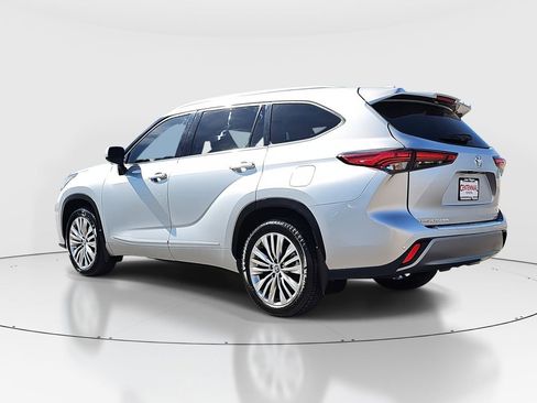 Used 2023 Toyota Highlander Platinum image 7