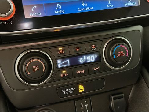 Used 2025 Nissan Leaf S image 23