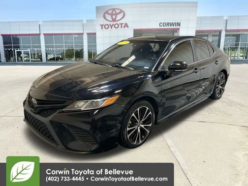 Used 2018 Toyota Camry SE image 4