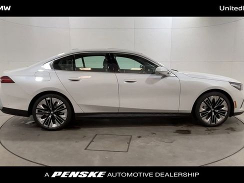 Used 2025 BMW 530i w/ Premium Package image 9