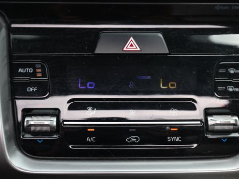 Used 2023 Kia Sorento S w/ Panoramic Sunroof Package FWD image 9