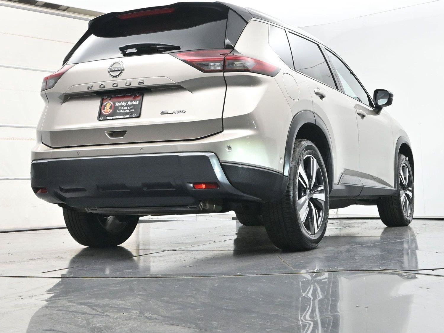 Certified 2025 Nissan Rogue SL w/ SL Premium Package AWD/4WD image 31