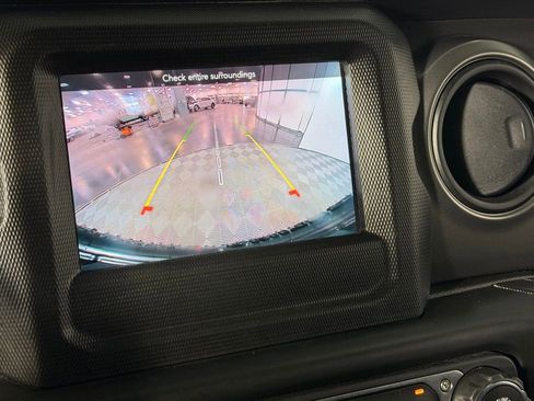 Used 2023 Jeep Wrangler Unlimited image 17