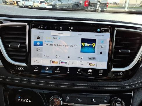Used 2026 Chrysler Pacifica Limited FWD image 27