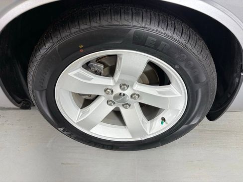 Used 2014 Dodge Challenger SXT image 10