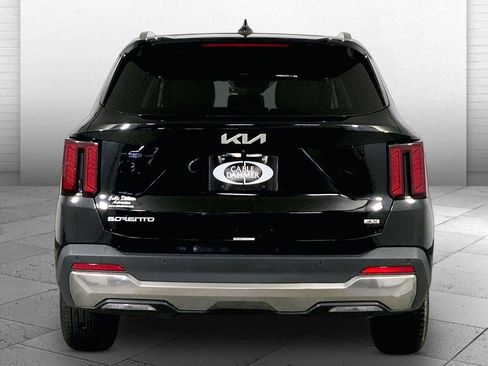 Used 2024 Kia Sorento S image 3