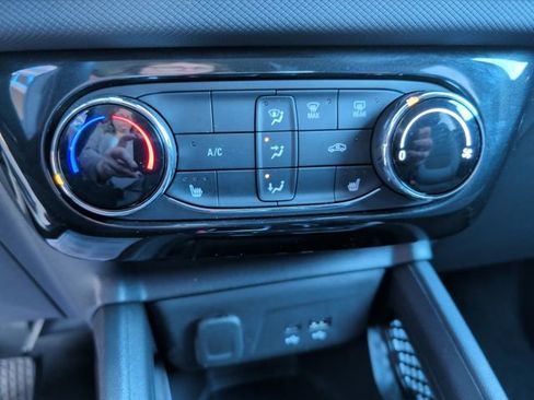 Used 2024 Chevrolet TrailBlazer LT w/ LT Cold Weather Package FWD image 18
