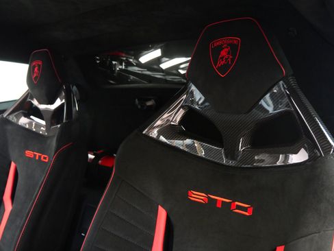 Used 2022 Lamborghini Huracan STO RWD image 17