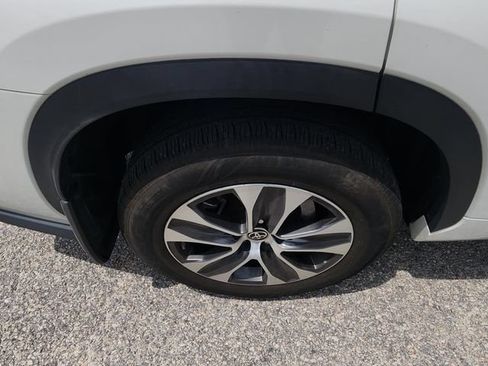 Certified 2020 Toyota Highlander XLE AWD/4WD image 9