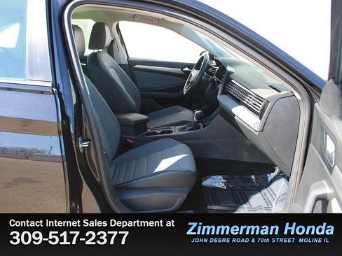 Used 2025 Volkswagen Jetta SE FWD image 18